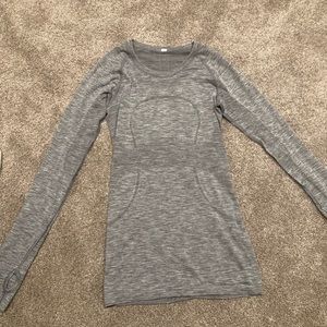 Lululemon grey long sleeve size medium